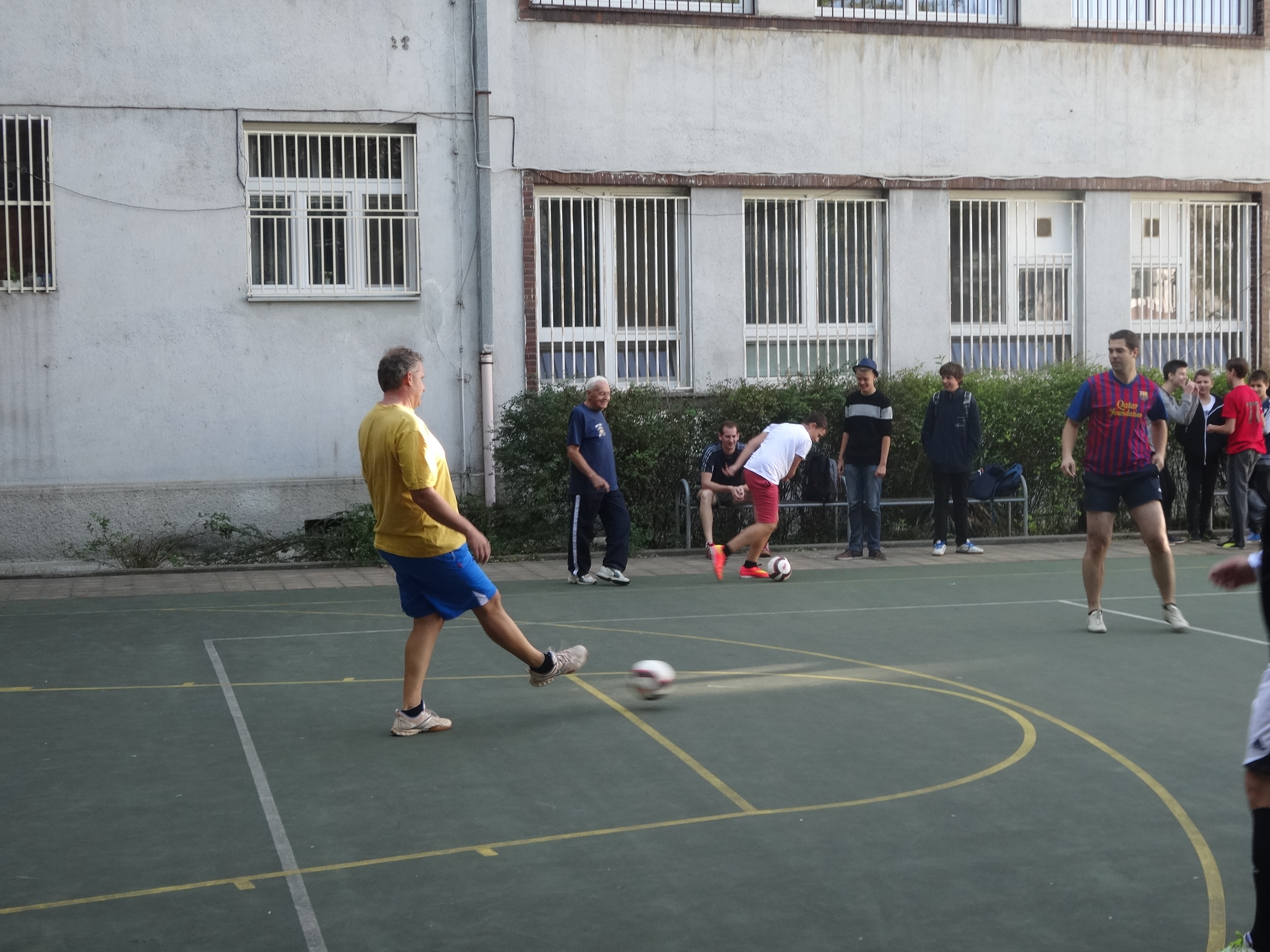 Futbalový zápas žiaci proti učiteľom