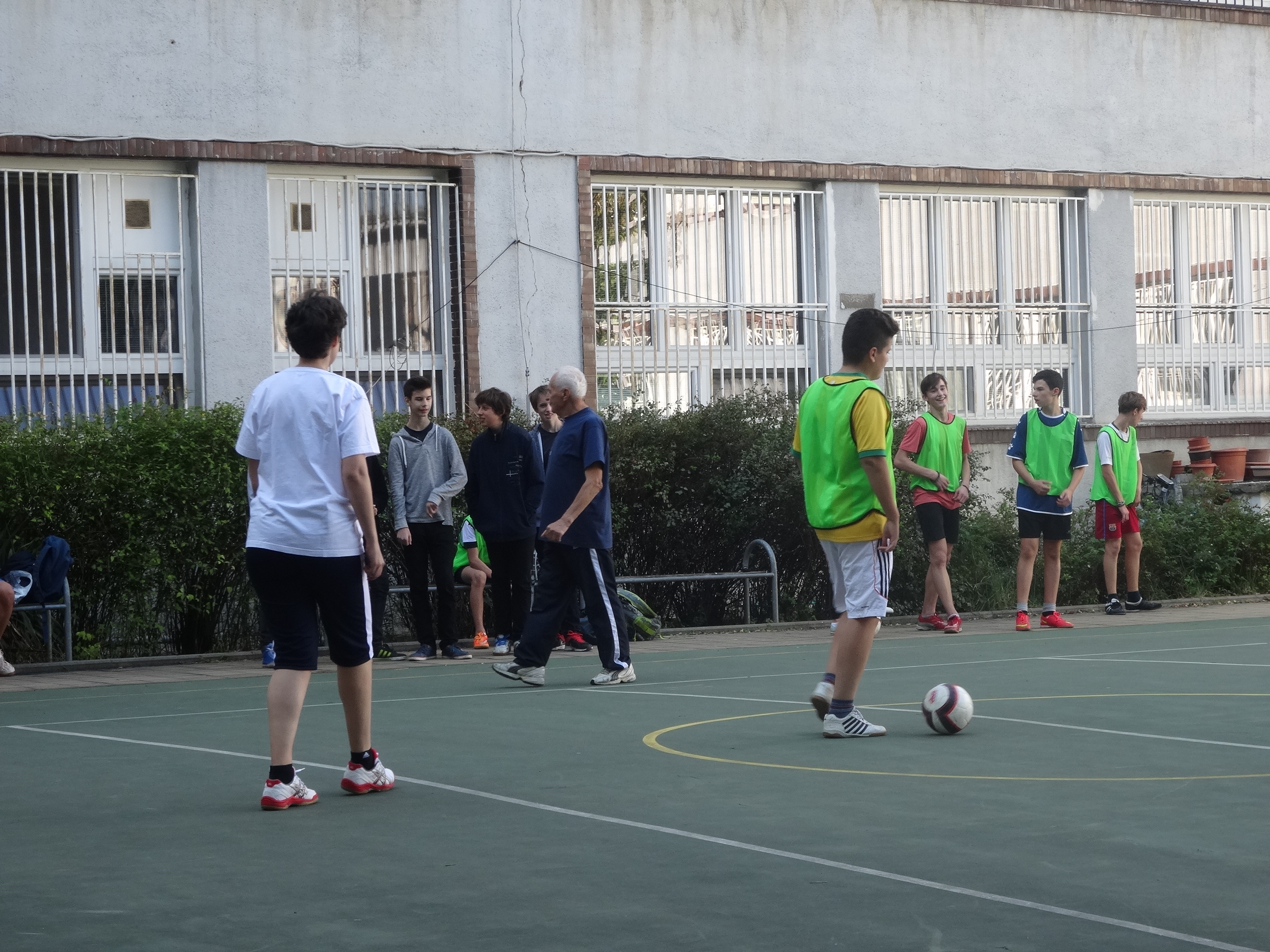 Futbalový zápas žiaci proti učiteľom